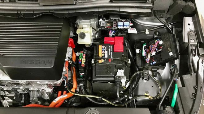 Batería de 12V del Nissan Leaf de 40 kWh. Batería de 12V del Nissan Leaf de 40 kWh.