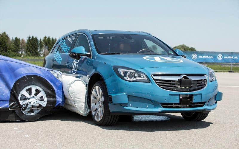  ZF desarrolla el primer sistema de airbags laterales externos (antes del choque) del mundo. 