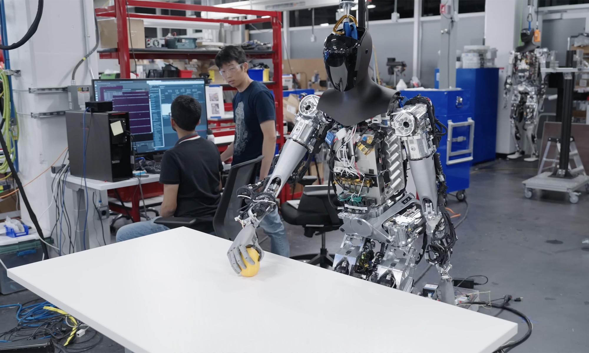 El Tesla Optimus llegará al mercado el próximo 2025 por un precio inferior al de un coche eléctrico.