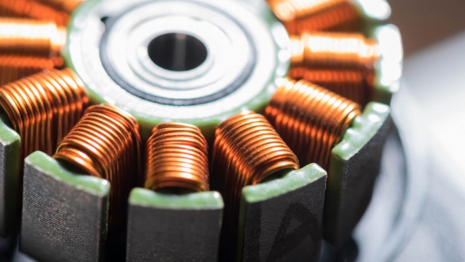 Imanes permanentes en el rotor de un motor eléctrico, fabricados con tierras raras.
