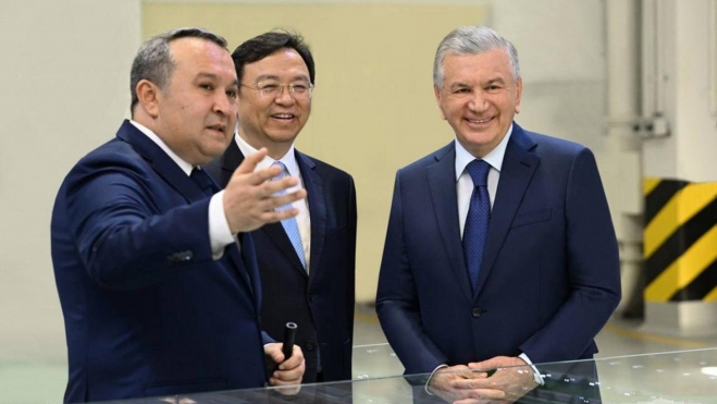 El presidente de Uzbekistán junto a Wang Chuanfu, el mandamás de BYD. El presidente de Uzbekistán junto a Wang Chuanfu, el mandamás de BYD.