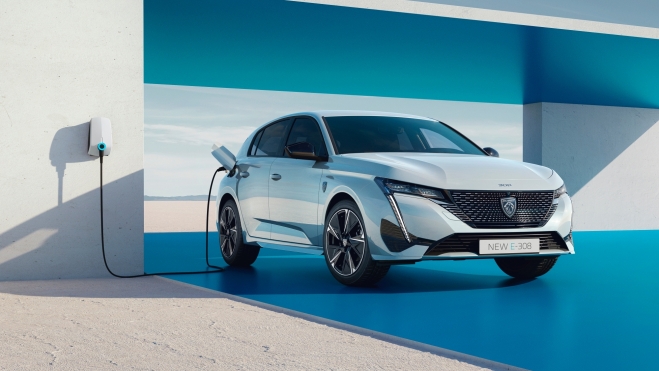 El Peugeot E-308 se sitúa como uno de los pocos compactos eléctricos del mercado. El Peugeot E-308 se sitúa como uno de los pocos compactos eléctricos del mercado.