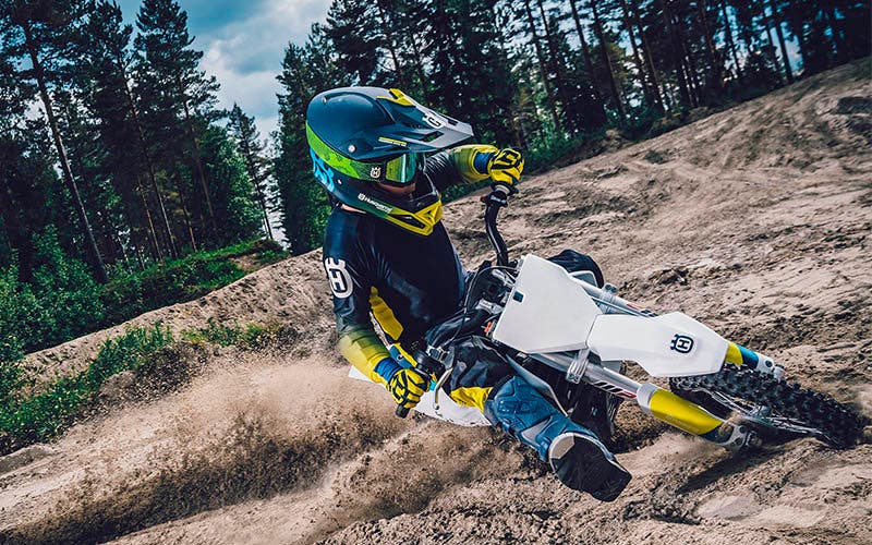  Husqvarna EE 5, la primera moto de cross eléctrica del fabricante austríaco diseñada para principiantes. 