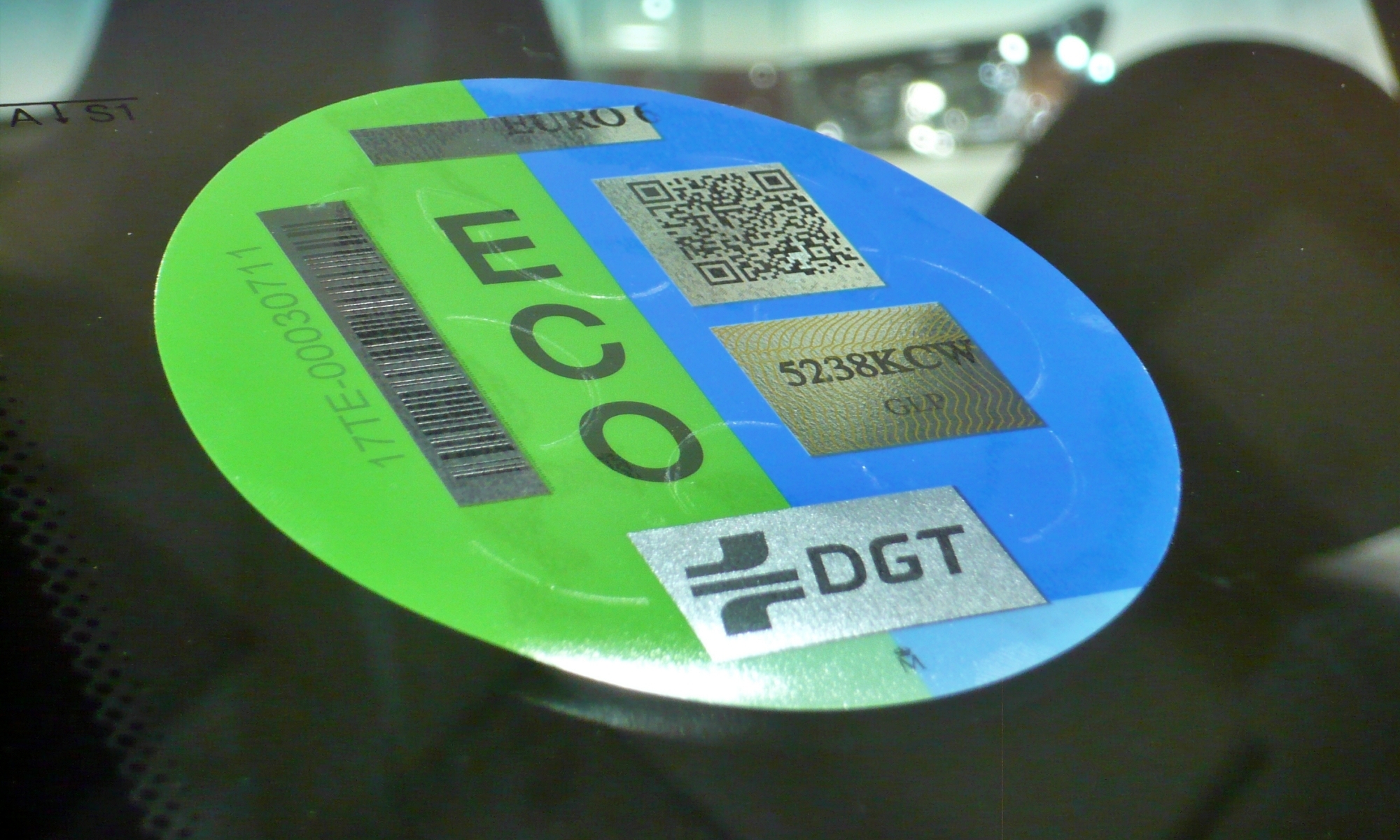 La Etiqueta Eco pretende distinguir a coches de corte eficiente, en teoría.