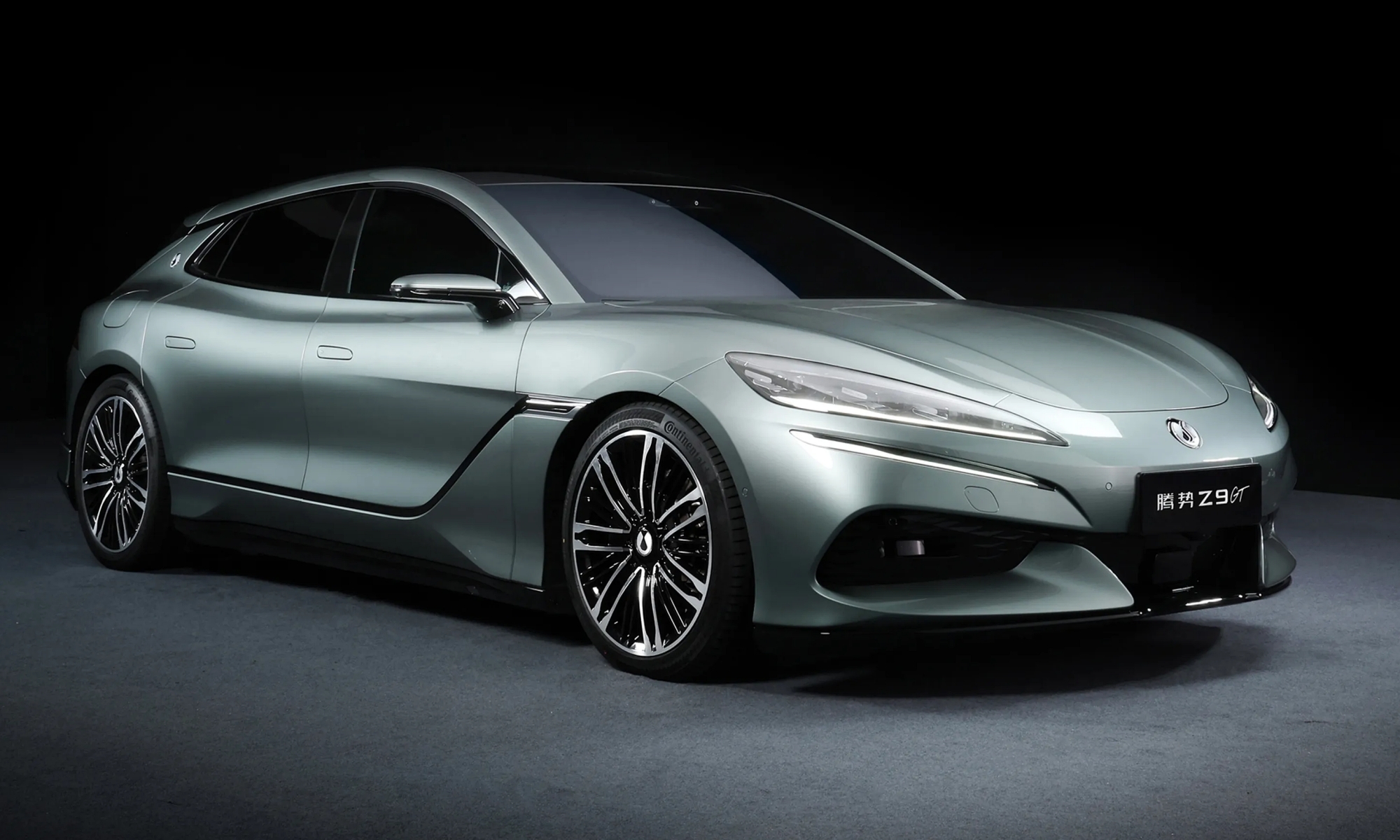 Por prestaciones, es un auténtico coche híbrido de tipo GT.