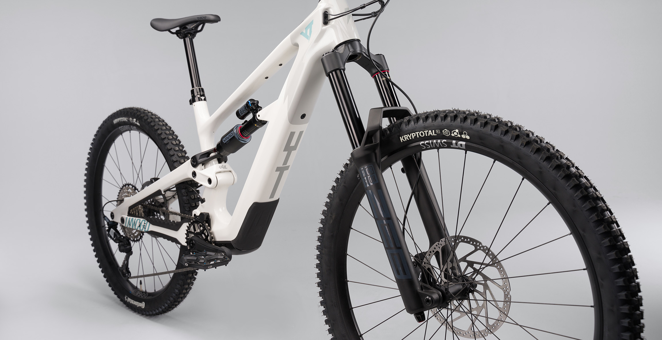 El cuadro de carbono esconde a la perfección tanto el motor como la batería. El cuadro de carbono esconde a la perfección tanto el motor como la batería.
