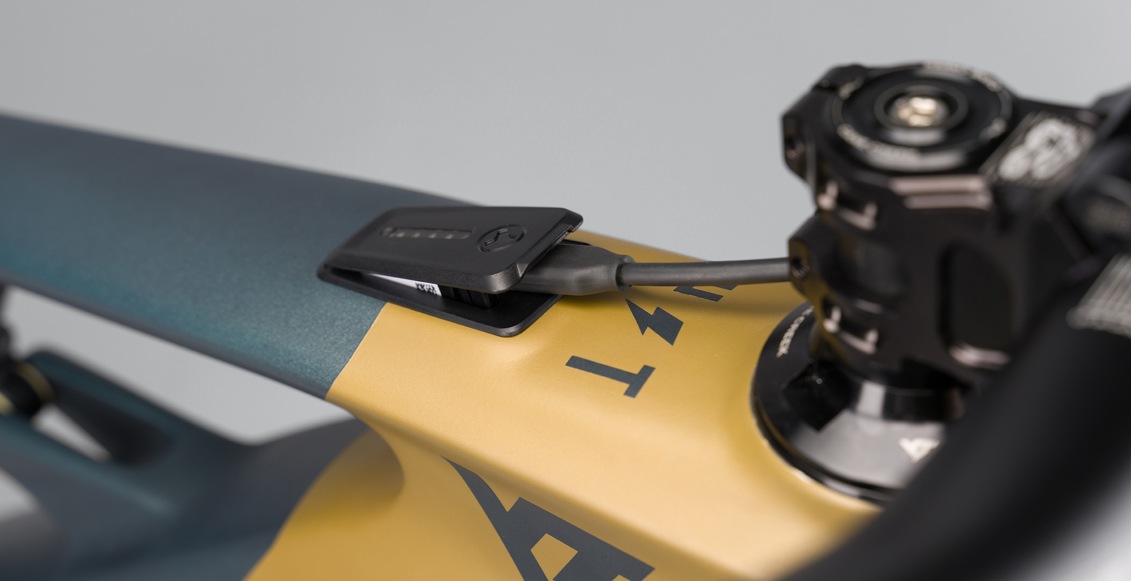 Debajo de la botonera se incluye una toma tipo USB-C para cargar cualquier accesorio. (Foto: YT Industries). Debajo de la botonera se incluye una toma tipo USB-C para cargar cualquier accesorio. (Foto: YT Industries).