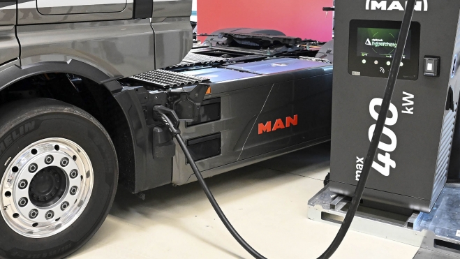 Aunque inicialmente la potencia de carga será de 400 kW, las estaciones recibirán posteriormente el estándar MCS. Aunque inicialmente la potencia de carga será de 400 kW, las estaciones recibirán posteriormente el estándar MCS.
