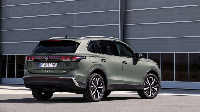 Estéticamente su exterior sigue los pasos de los últimos modelos de la marca. Estéticamente su exterior sigue los pasos de los últimos modelos de la marca.