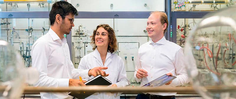  Los primeros autores del proyecto en su laboratorio en el Centro de Investigación de Catálisis (CRC) de TUM: Batyr Garlyyev, Kathrin Kratzl y Marlon Rück. 