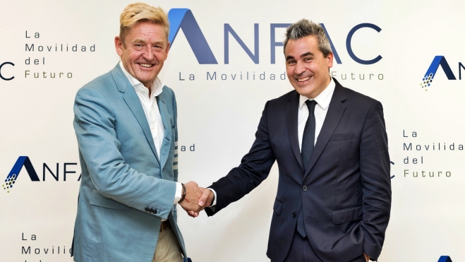 Recasens (Renault) toma el relevo de Griffiths (Seat). Recasens (Renault) toma el relevo de Griffiths (Seat).