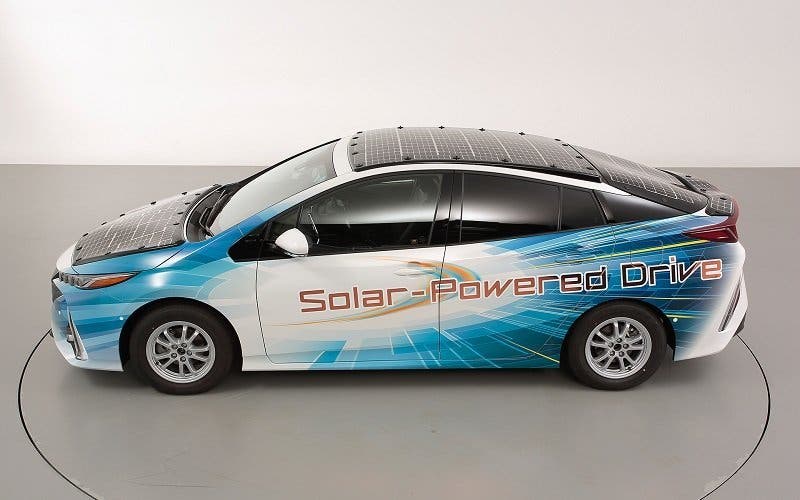  Toyota prueba paneles solares de alta eficiencia que aportan 56 km de autonomía extra 
