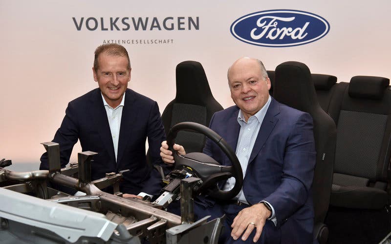  Herbert Diess, consejero delegado de Volkswagen,  y Jim Hackett, consejero delegado de Ford. 