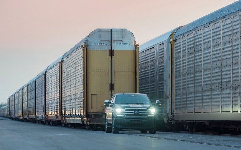  La Ford F-150 eléctrica demuestra su potencia remolcando un tren de ¡560 toneladas! (Vídeo) 