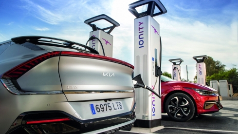 La red Ionity en España junto a la de Tesla, son los máximos exponentes en cuanto a carga rápida en viajes largos. La red Ionity en España junto a la de Tesla, son los máximos exponentes en cuanto a carga rápida en viajes largos.