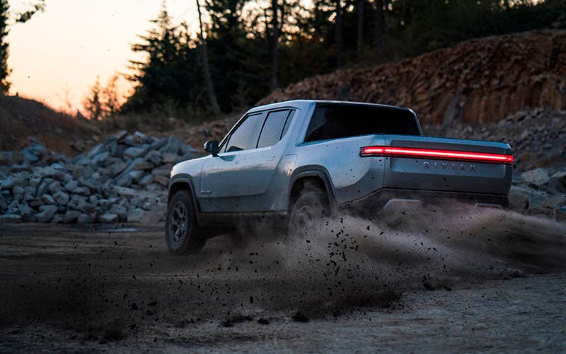  Los vehículos eléctricos de Rivian podrán girar como un tanque de orugas. 