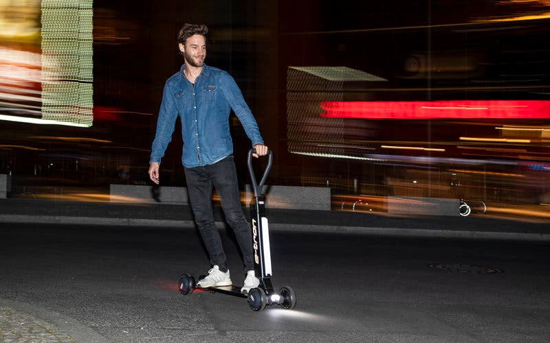  Audi presenta su nuevo scooter eléctrico de 2.000 euros: 50% patinete 50% monopatín. 