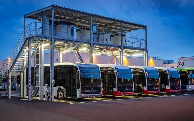  Mercedes instala una estación de recarga de 1,2 MW en la fábrica de su bus eléctrico 