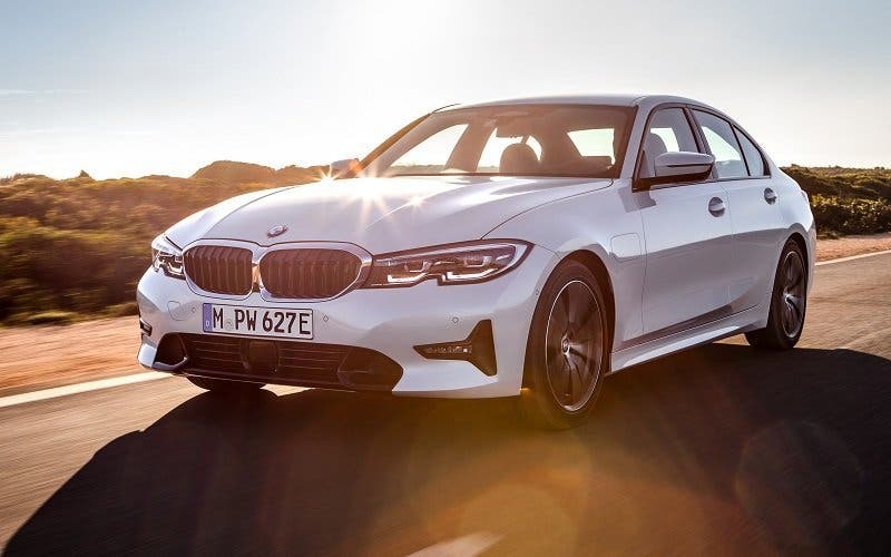  BMW 330e 2020: el rival del Mercedes C 300 e llega con 292 CV y 59 km de autonomía eléctrica 