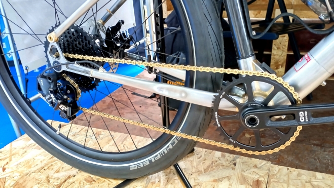 La transmisión no es lo más elitista de Sram, pero destaca su cadena en acabado 'oro' (Foto: Híbridos y Eléctricos). La transmisión no es lo más elitista de Sram, pero destaca su cadena en acabado 'oro' (Foto: Híbridos y Eléctricos).
