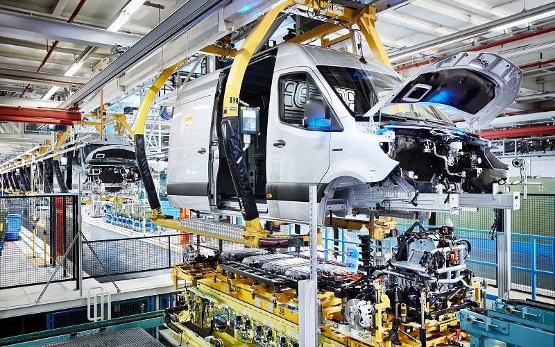 Mercedes inicia la producción de la eSprinter eléctrica, su mayor furgoneta a baterías 
