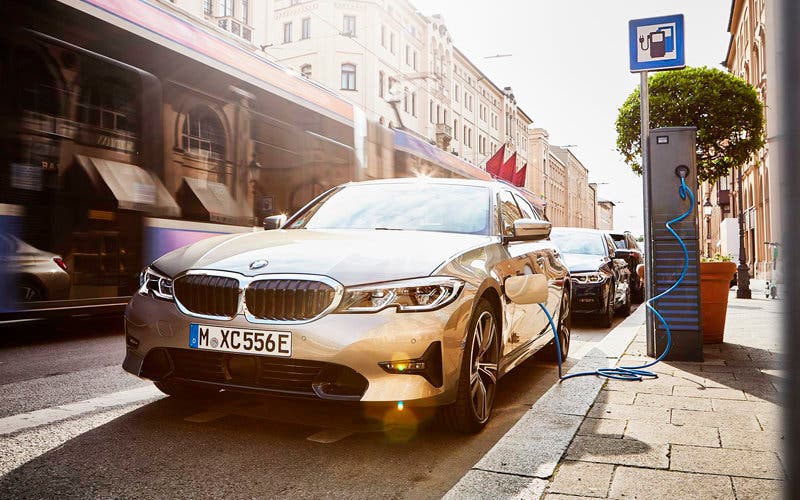  BMW vende más de 500.000 coches híbridos y eléctricos y espera llegar al millón en 2021. 