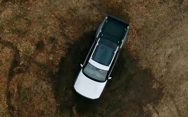  El Rivian R1T girando sobre sus eje como un tanque de orugas. 