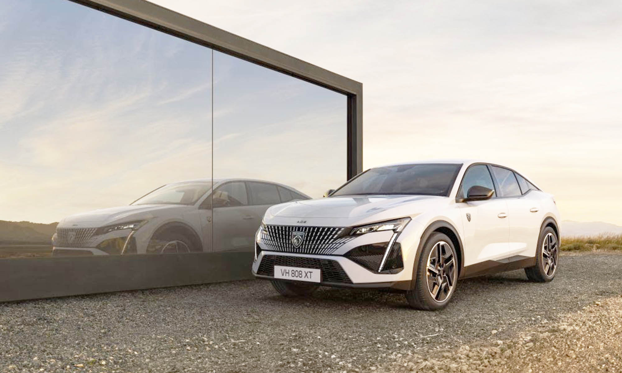 El Peugeot E-408 hace acto de presencia con una potencia de 210 CV.