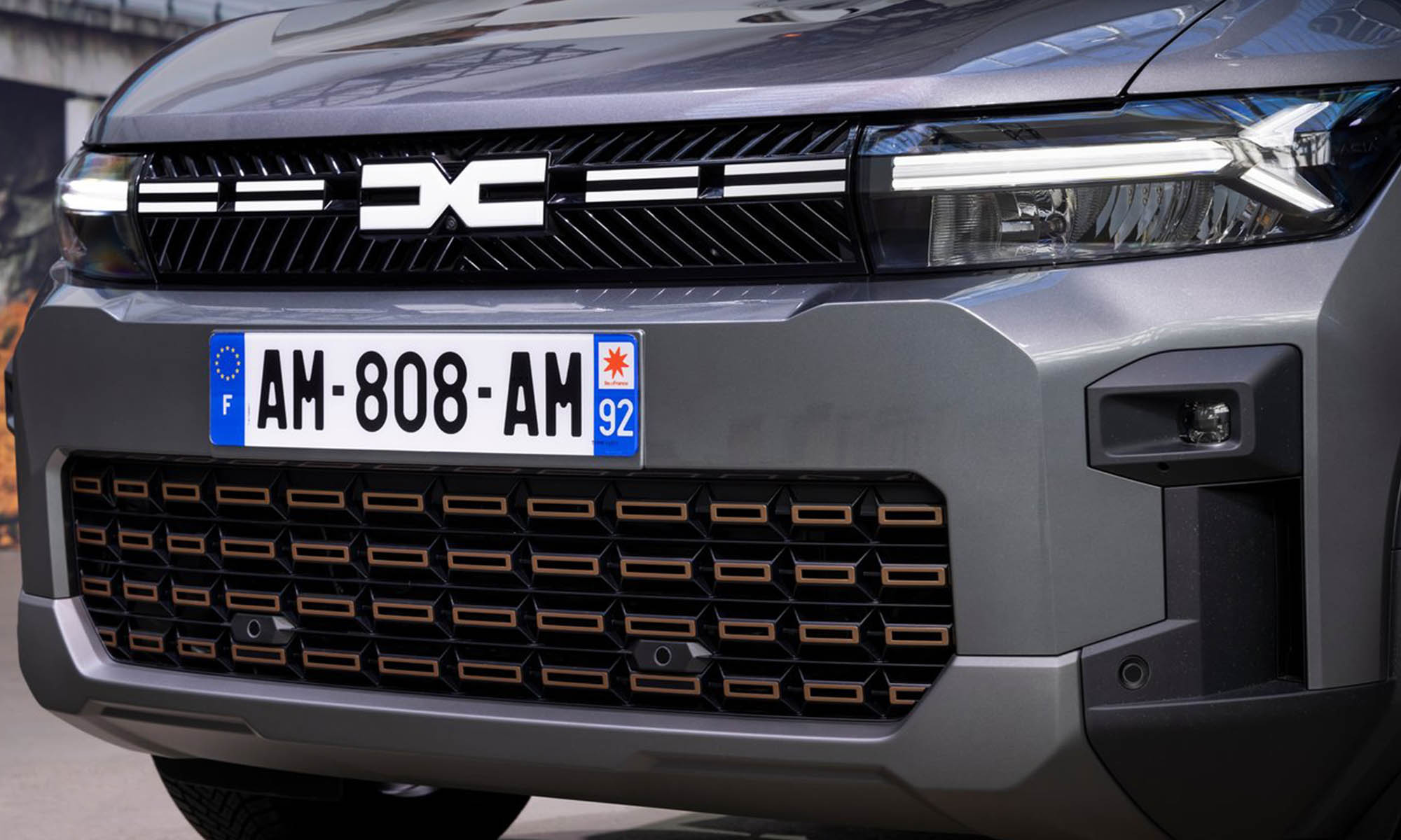 El Dacia más grande estrena el motor híbrido más potente de la casa.