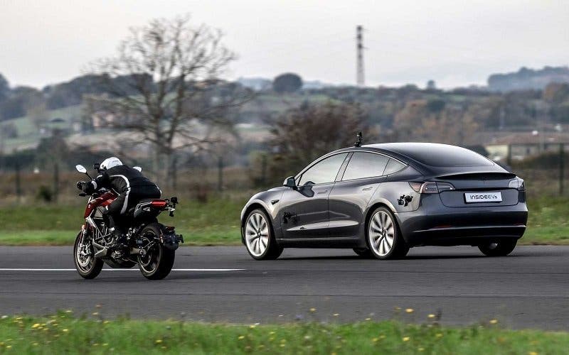  Duelo de aceleración: ¿es más rápido un Tesla Model 3 Performance que la moto eléctrica de Zero? 