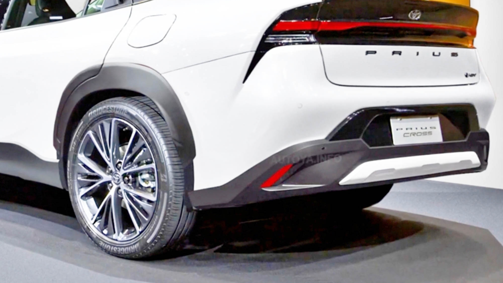 Toyota Prius Cross Fusion entre eficiencia y diseno SUV en imagenes conceptuales