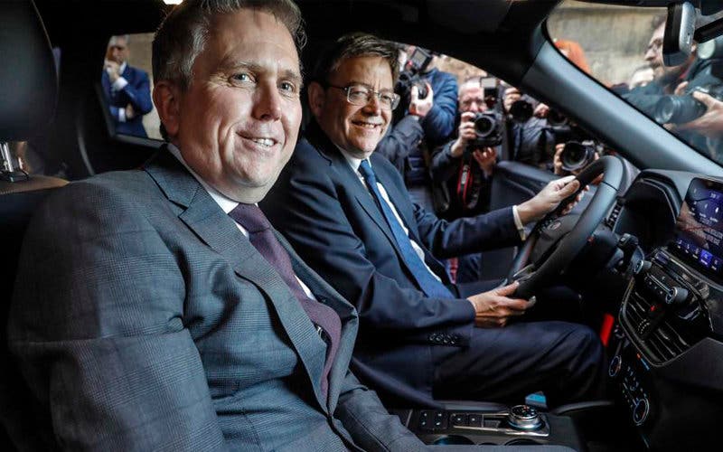  El President de la Generalitat, Ximo Puig, y el presidente de Ford Europa, Stuart Rowley, en la planta de Almussafes (Valencia). 