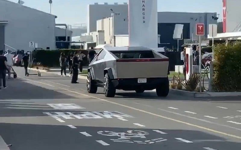  La Tesla Cybertruck vuelve a ser cazada en la calle, con Elon Musk y Jay Leno al volante 