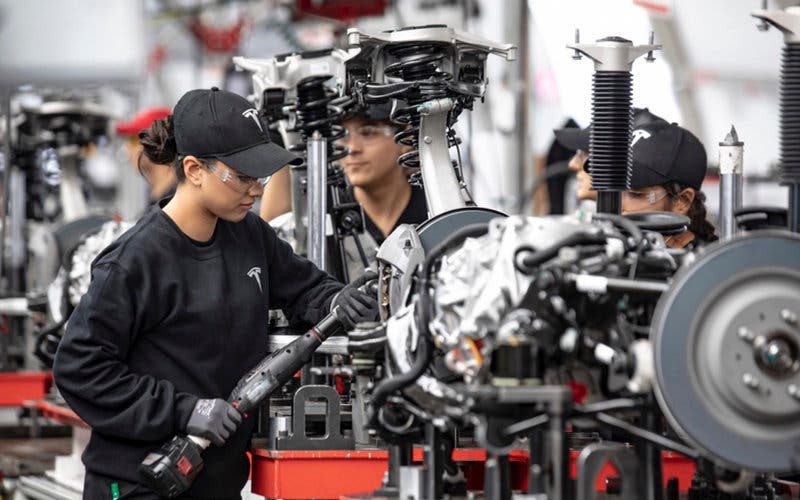  Tesla reduce a la mitad los accidentes laborales por coche eléctrico producido. 