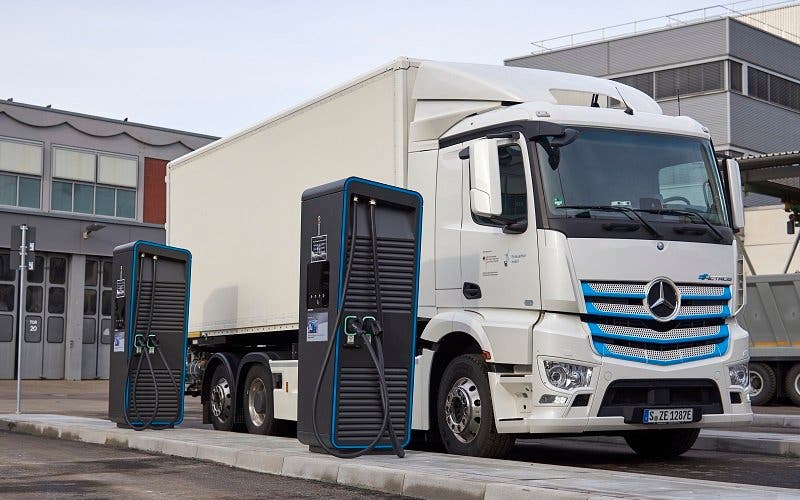  Mercedes estrena un parking de recarga de 1 MW de potencia para vehículos eléctricos pesados 