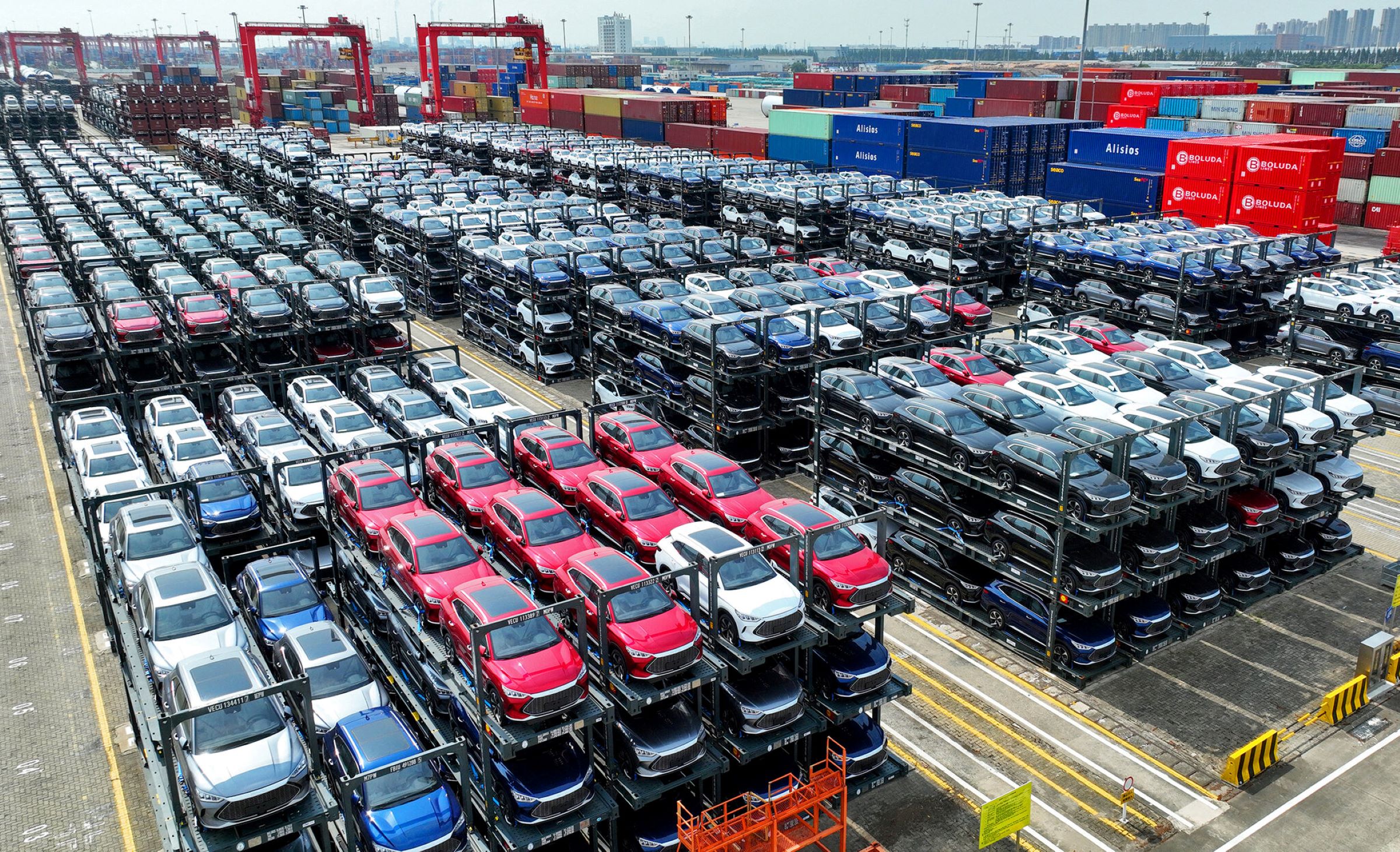Cientos de SUV de BYD esperan su embarque en un puerto. Getty Images.