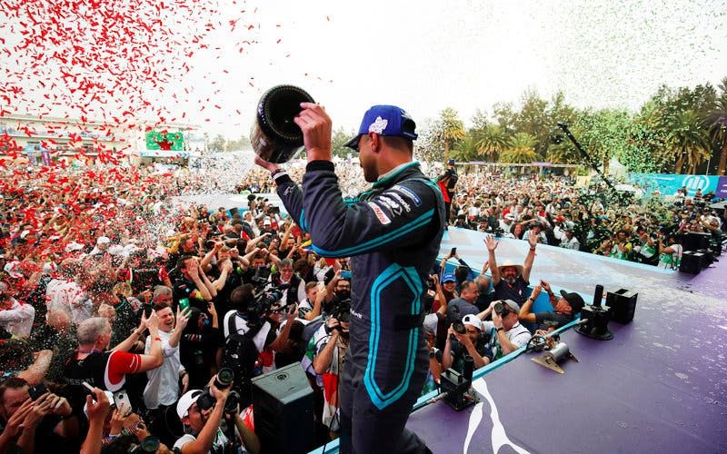  Mitch Evans le da a Jaguar la victoria en el ePrix de México 2020. 