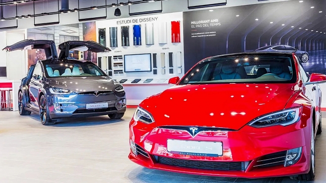 El Gobierno habría prometido a la patronal de fabricantes ANFAC un programa de ayudas a la compra de coches eléctricos para 2025.