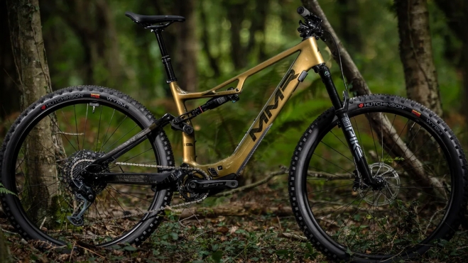 Utiliza un cuadro de carbono de 29 pulgadas. Utiliza un cuadro de carbono de 29 pulgadas.