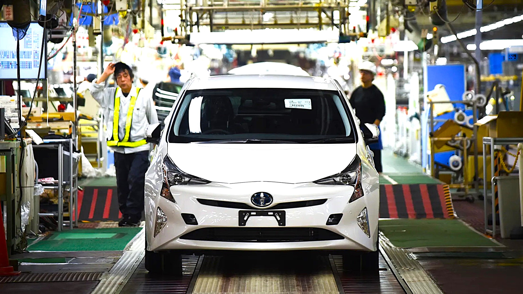 Toyota es el primer fabricante mundial de coches híbridos pero, por ahora, fabrica muy pocos coches eléctricos.