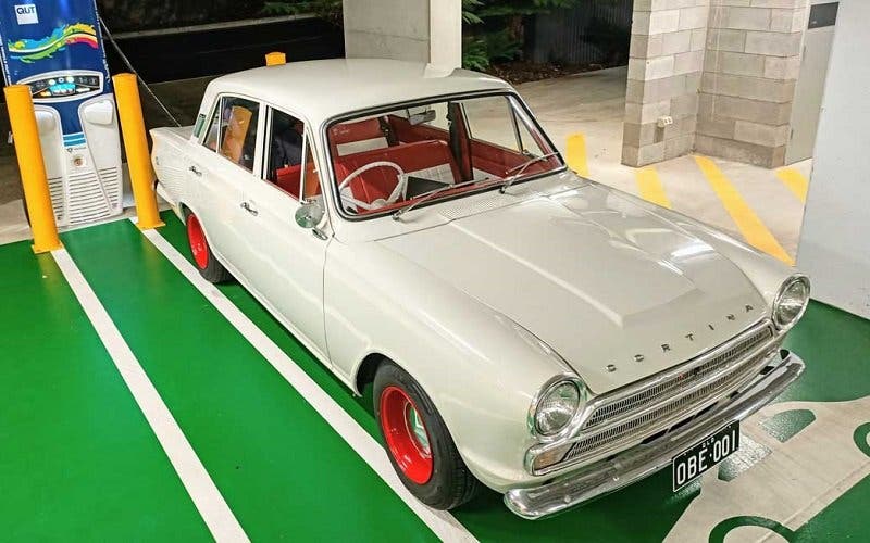  Este antiguo Ford Cortina es ahora un coche eléctrico gracias a un Tesla Model X desguazado 