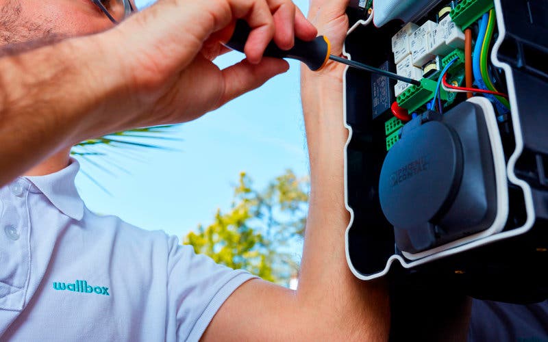  Wallbox abre una fábrica en Barcelona para producir 500.000 cargadores de coches eléctricos al año. 