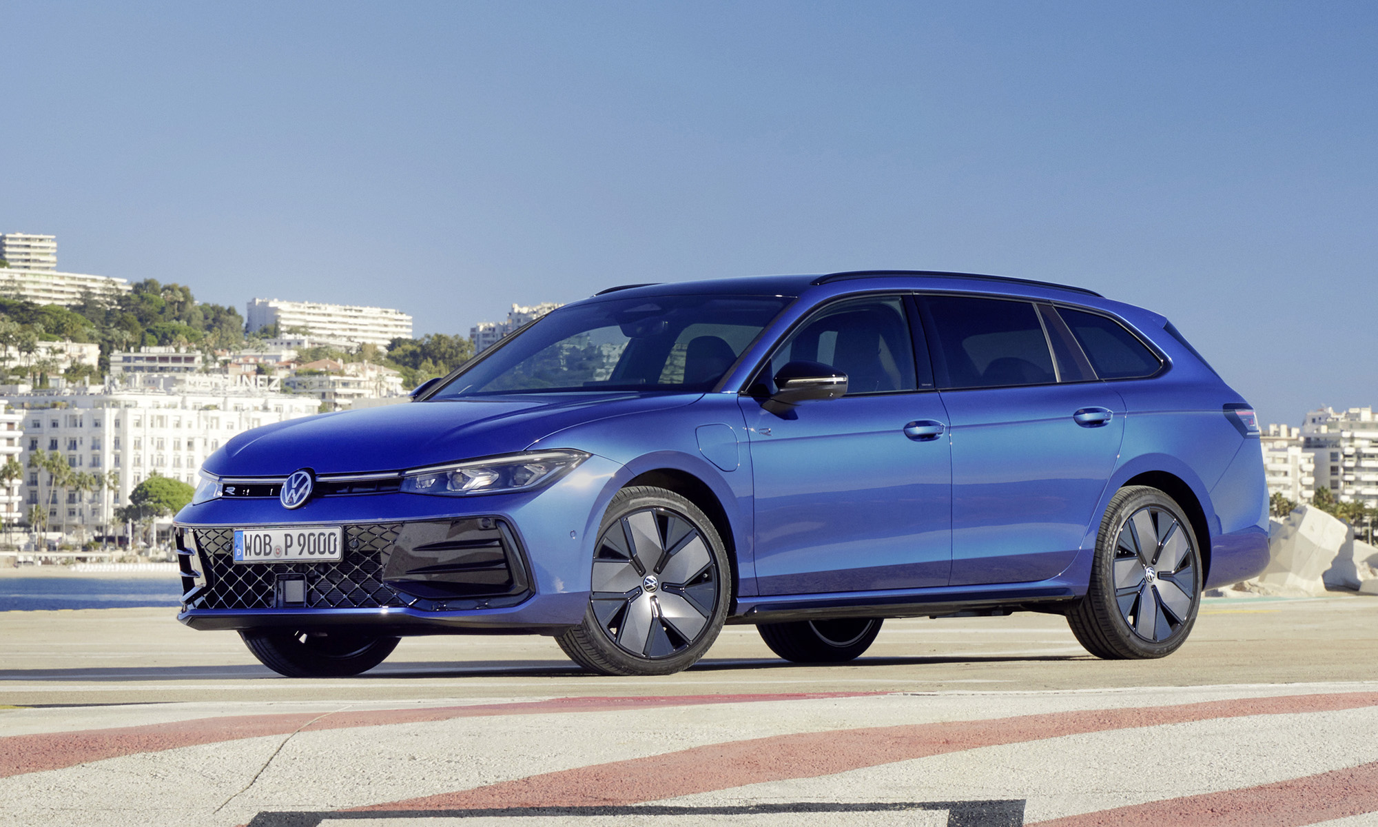 El Volkswagen Passat eHybrid ya está disponible en España.