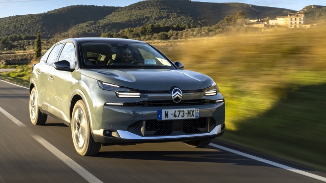 El Citroën ë-C4 2025 de 115 kW/156 CV tiene un precio, sin ayudas, a partir de 32.840 euros.