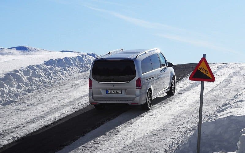  La Mercedes EQV eléctrica, fabricada en España, desafía al frío en el Círculo Polar Ártico 