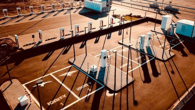  Estación de recarga conjunta Tesla-Ionity en la autopistaA7 de Alemania. 