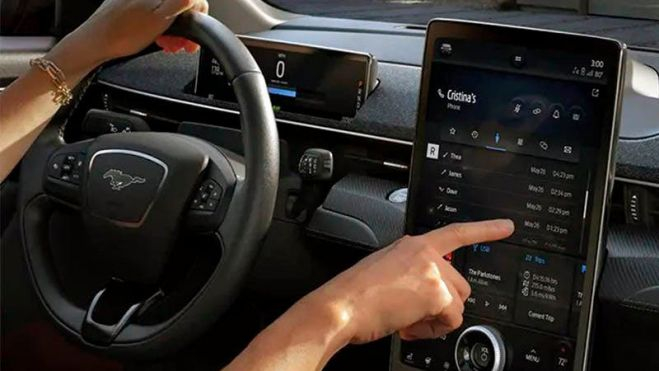 Los ingenieros de Ford desarrollan en casa el software y la electrónica del Ford Mustang Mach-E. Los ingenieros de Ford desarrollan en casa el software y la electrónica del Ford Mustang Mach-E.