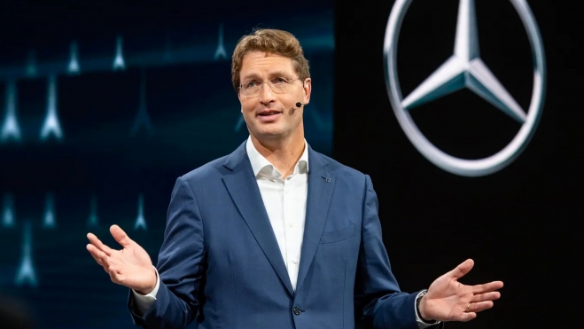Ola Kallenius, el CEO de Mercedes-Benz, tiene claro que pagar a Volvo y Polestar por créditos de emisiones es una solución temporal. Ola Kallenius, el CEO de Mercedes-Benz, tiene claro que pagar a Volvo y Polestar por créditos de emisiones es una solución temporal.
