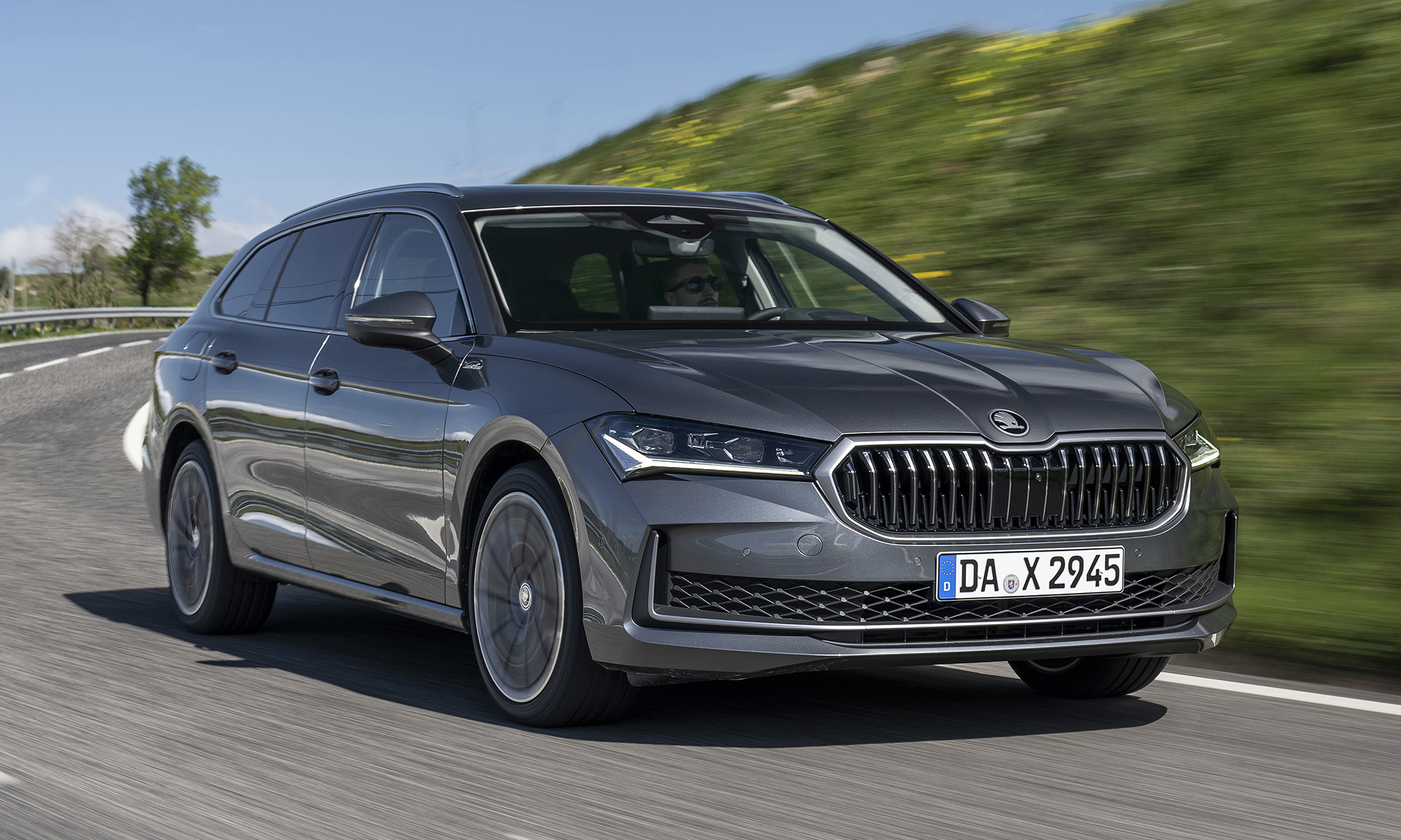 El Skoda Superb PHEV ya está disponible para comprar en España.