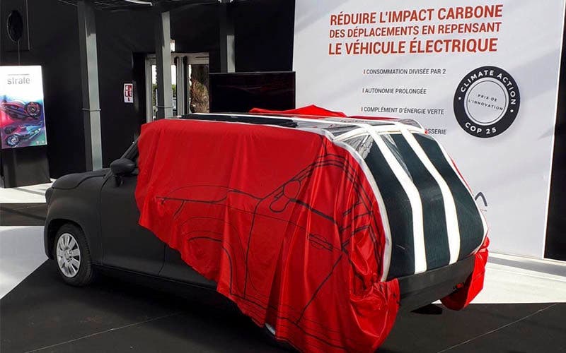  La lona de recarga de Armor sobre el coche eléctrico de Gazelle Tech. 